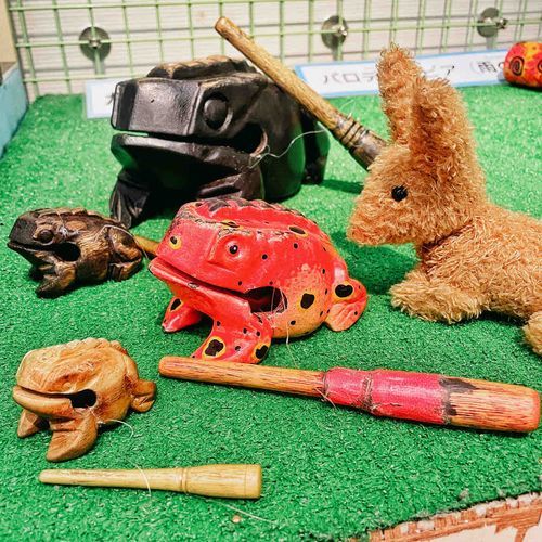 背中を撫でると、コロコロ鳴いてくれるかえる。
たいそう人気者だから、色が変わってきてる