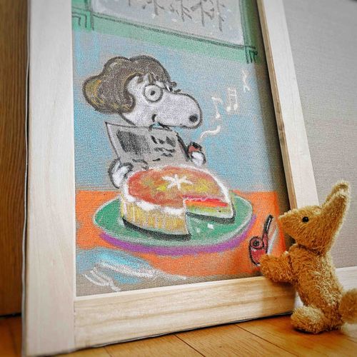 家の人の家族、描くことがとても好きなので、絵の裏にもらくがきをする。
なんだか見覚えのあるいぬだ