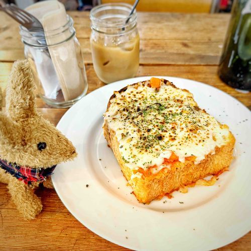 ぼくのしっぽほどの分厚さだ。食べ切れるだろうか