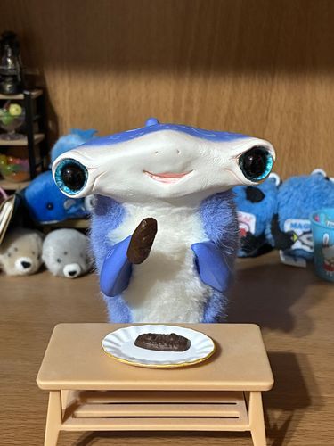 まだ5がつなのにあっついねぇ。
とけちゃったらヤダから、だいじにとっておいたチョコのおかしたべちゃお！