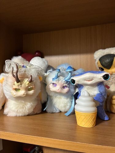 ラムネちゃんとカスタードちゃんのおへやに、クーラーついたおいわいしてきたよ！
おみやげのおっきいアイス🍦もあげてきたよー！