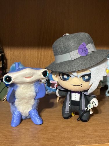 アズールくんみつけた😚
でもおはなしするまえに、おうちのジェイドくんにぜったいにおねがいごとや、けいやくをしてはいけませんよ。っていわれたの。
アズールくんこわいのかな？
おやつあげたらなかよくなれるかなー？
