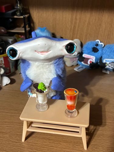 なつやすみだねえー！
おにいちゃんは、ぶかつっていうのがあってときどきおうちにいないんだけど、おみやげにトマトとかおやさいをもってきてくれるよ。
おるすばんのあいだにママとパフェたべたの。
ないしょだよ🤫
