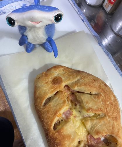 ママとパンつくったよ！
フーガスってパンなんだって。
チーズとベーコンたくさんいれて！っておねがいしたらチーズあふれちゃったー😆
きょうのおひるごはんだよ！