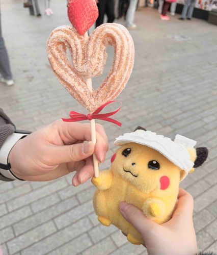 ﾋﾟｨ

ハッピーバレンタインでち💛
パパさんにチュロス買ってもらいまちた(𓂂꜆◕⩊◕꜀𓂂)
米粉のホワイトチョコチュロスで、てっぺんには🍓でち☝️
あまくて美味しかったでち✌️
