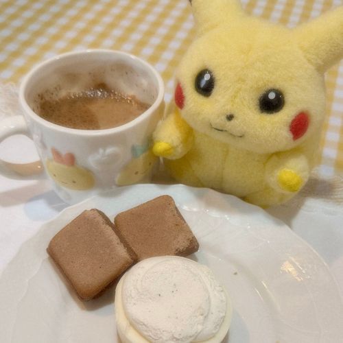 ﾋﾟｰｰﾁｬｲ

みなちゃま～💛今日はママとおうちで2人っきりでちたから、おうちでカフェごっこでち𐔌՞⁔•⩊•⁔՞𐦯　　

冷たい豆乳チャイとローソンさんで買ったレアチーズケーキと お土産でもらったチョコクッキーでち👍🏻✨️