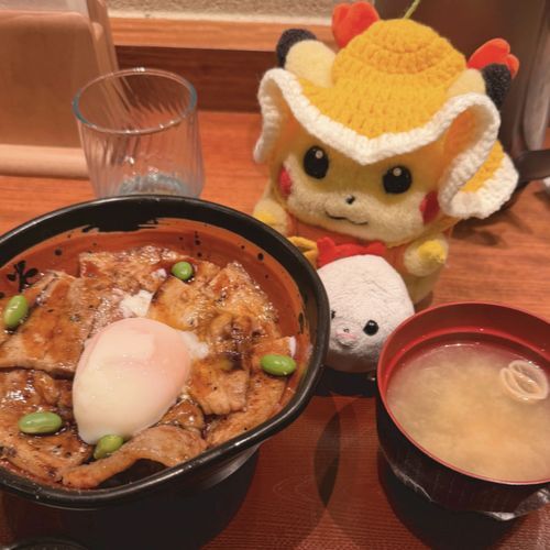 プーチャ🎶

飛行機からおりたら おなかペコペコでちたから、豚丼たべまちたよ🐷
本場のは こんなに美味しいんでちね☝️
温玉とぶーちゃんそっくりでちよ😂!!

ぶーちゃん🦭「ｳﾏｿ」