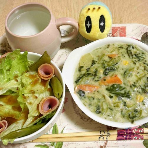 今日は寒かったからシチューだって。
ぼくの好きな野菜がいっぱい！🥬