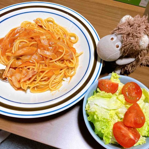 今日の夜ご飯🍽️
即席のトマトスープの素を少しアレンジしてパスタソースにしてみたけど、美味しく出来ました！