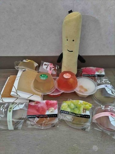 ぜりーたくさん　もらいましたー　どれからたべようかな