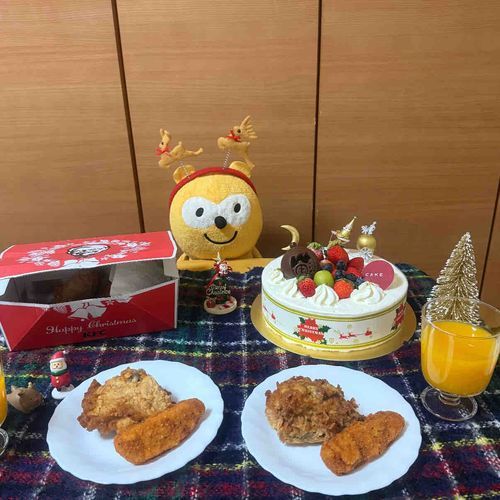 メリークリスマス( ˆoˆ )🎄
ケンタッキーとケーキ！ あまま した美味しかったー！o(^.^)oサンタさんどこー？
