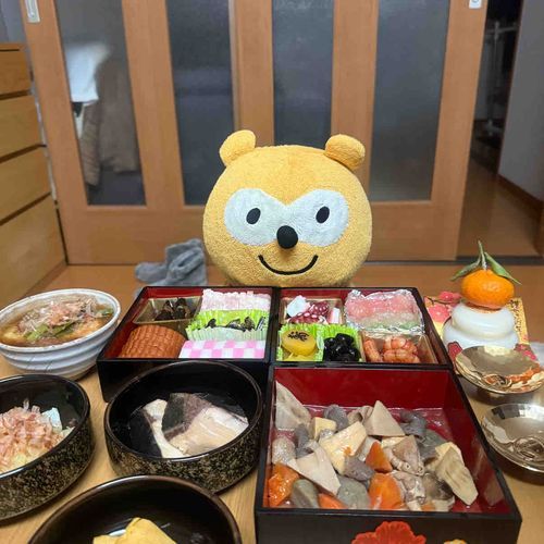 新年 あけましておめでとうございますー！o(^.^)o
おせち 全種類あまま したにー✨️
筑前煮 は あまましちゃって減っちゃった(^o^)