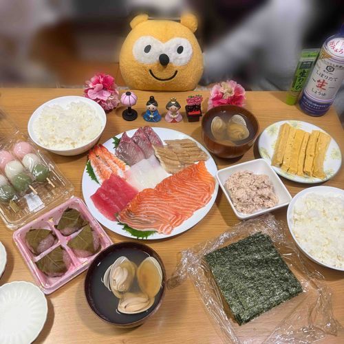 灯りをつけましょぼんぼりに〜\( ˆoˆ )/
今日はひな祭りやから手巻き寿司あまましたにー！
