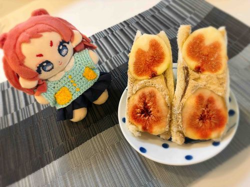 主が買ってきたイチジクのフルーツサンドをさきちゃとはんぶんこ
とても美味しゅうございました