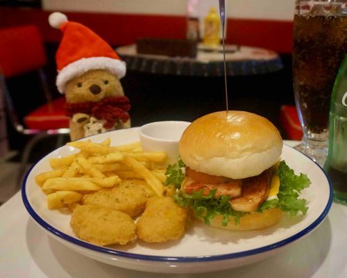 やんやんのクリスマスはアメリカン
ハンバーガーの中、やんやんの
大すきなベーコンありけり🍔🇺🇸