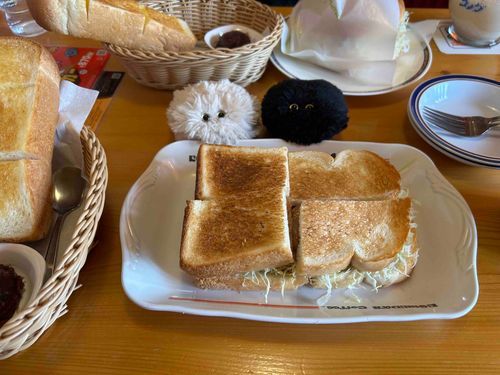 ちきんさんどを　たのんだら　きょだいぱんが　ついてきて　ぱんがたくさんに　なっちゃったぞ　ふあふあのぱん　あつがすごいぞ