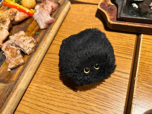 かびぬし　いろんなおにくがあるぞ　おいらが　たべれれられれるものは　ないのかな