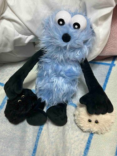 でっかいおててのなかまが　きたぞ　かびたち　みたいに　ふわふわもこもこ　だぞ