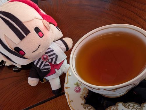 「和紅茶をお淹れいたしました。少し休憩などいかがでしょうか？」