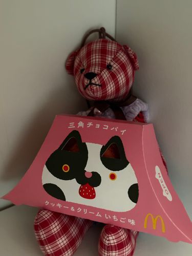 今日はマクドナルドですぞ。
今日発売開始の、三角チョコパイの中に溶けたチョコが入っており、美味しかったですな