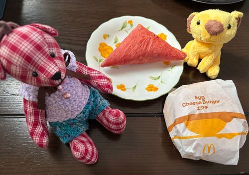 やっほー！ぼくはさっき、主のゆゆさんのお家に来た、くまのからしだよー！スーパーのお菓子売り場に居たんだー
今日はマックだって！
チブリーさんと一緒に食べたよー
