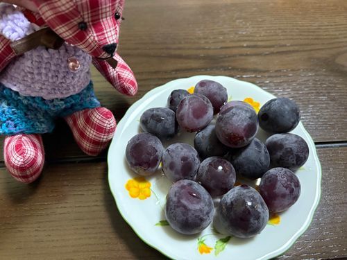 夜のデザートはぶどうですぞ。🍇