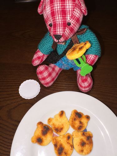 10月27日、本日はテディベアの日らしいですぞ
ということで、主さんに昨日、クマのクッキーを焼いてもらいました🍪
焦げてしまったとのことですが、僕は美味しく食べれましたぞ！
僕のお家にもオーブン欲しいですな…

珍しく今日は僕、遅くまで起きていましたぞ🫧