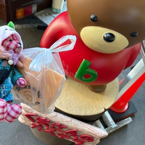 クマさんのカステラとても久々に購入できて嬉しいですぞ！
甘くて美味しかったですな🐻
お店の付近は甘い香りがしていて良かったですぞ！