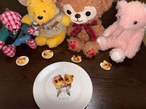 右から2番目に居る、
みぃちゃんだよー！今日はテディベアの日なんだって〜
みんなで主さんの作ったクッキーを食べたよー
焦げたみたいけど、みぃちゃん
美味しかった！
チブリーはもっと食べようとしてたよ!びっくり！