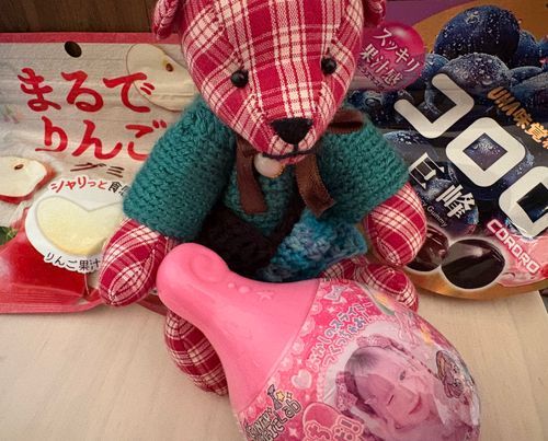 今日は珍しく主さんのお出かけに着いていきませんでしたが、
お菓子を買ってきてくれましたぞ！！🍭コロロは食感がリニューアルされており、美味しかったですぞ！