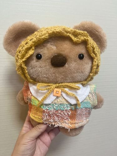 おくまこちゃんって名前になったの。
お洋服はおーなーさんが織った手織り布なの。帽子も編んでもらっておくまこ、嬉しいな…