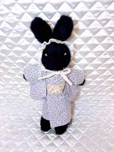 今日はオーナー、黒うさぎのノアちゃんの浴衣を作ってみたよ。帯はインド刺繍のリボンなんだぁ、かわいいポイント〜。浴衣おそろいでおでかけしたいなぁ🎵
