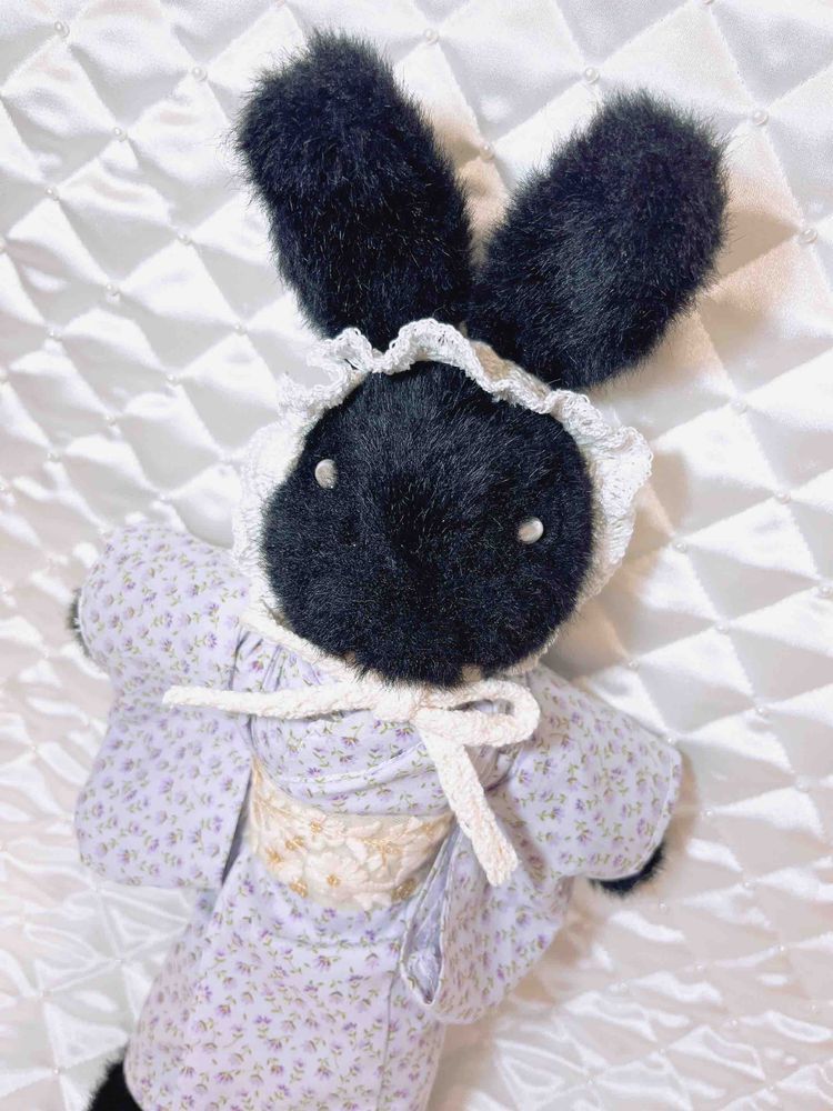 今日はオーナー、黒うさぎのノアちゃんの浴衣を作ってみたよ。帯はインド刺繍のリボンなんだぁ、かわいいポイント〜。浴衣おそろいでおでかけしたいなぁ🎵