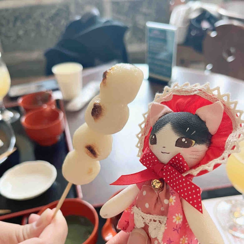 文化にゃんこのぶんちゃんです。

京都へ行きました🍁夜の紅葉ライトアップ素敵だった…鏡みたいなお池の紅葉もとっても綺麗だったの。
素敵なカフェで焼きたてのお団子もいただいたりも！

楽しかった、また行けたらいいなぁ！