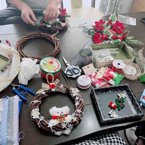 モールベアのついたクリスマスリースを作りました！旦那さんとお義母さんも参加してくれたよ！
1枚目オーナー、2枚目オーナー旦那、3枚目オーナーのお義母さん作だよ！