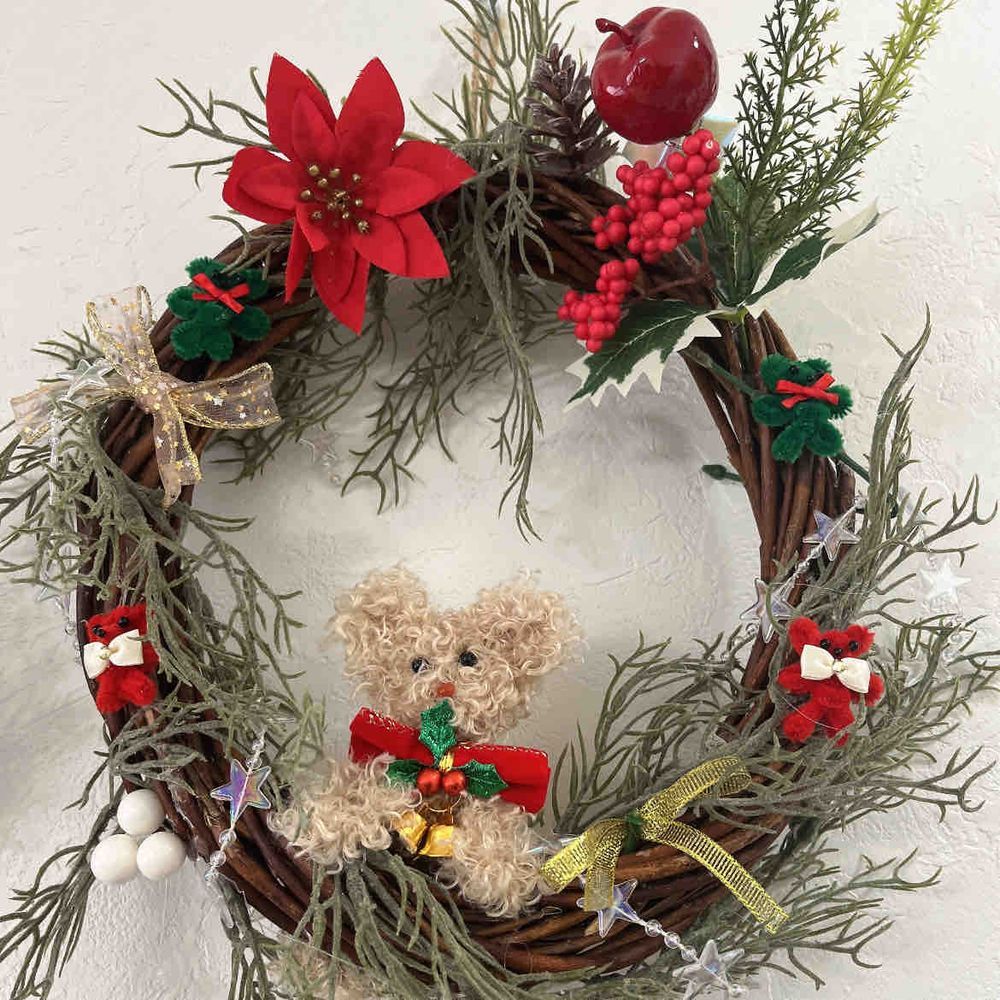 モールベアのついたクリスマスリースを作りました！旦那さんとお義母さんも参加してくれたよ！
1枚目オーナー、2枚目オーナー旦那、3枚目オーナーのお義母さん作だよ！