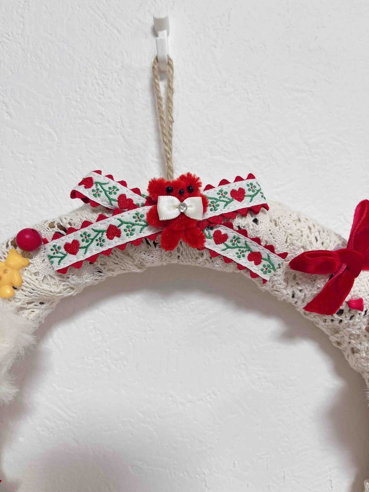 ぬいじゃないかもだけど、モールドールのリースまた作ったよ！！
今回はクリスマス感少なめでいつでも飾れるようなリースにしたの！
お友達にプレゼントするんだ🎀
