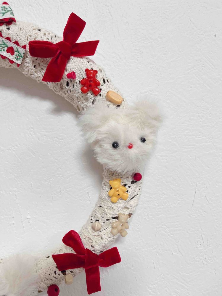 ぬいじゃないかもだけど、モールドールのリースまた作ったよ！！
今回はクリスマス感少なめでいつでも飾れるようなリースにしたの！
お友達にプレゼントするんだ🎀