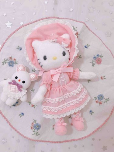 ロリィタキティちゃんお迎えしたよーかわいいし、手足、お顔も少し動くんだよ❤

オソロの格好してピューロランド行きたいなー！