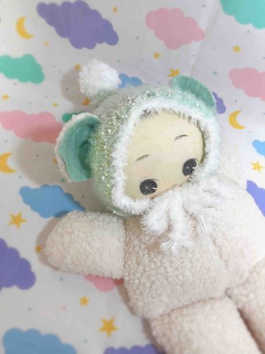 とんがり帽子も編んであげてみた！こちらは棒針だよ！ゆきんこちゃんって名前に決めたよ💫
ポンポンがおしゃれポイントだよ！