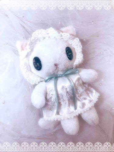 コスモちゃんにボンネットを編みました。フリルは2段！ロリィタぽくてますますかわいくなってくれた気がします♡うちのこ感！