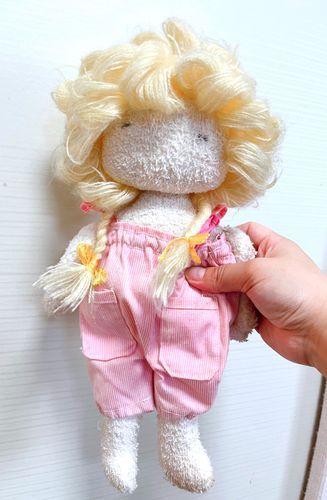 昭和蚤の市で、出会った100円で売られちゃってたお人形さん。
おめめをつけてあげたいなと思いお迎えしました。
ビフォーはこんな感じでした。