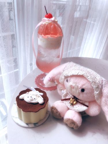 新大久保の映えカフェ行ったよ〜🎀
ゼリーが乗ってるお飲み物可愛かった。お犬のティラミスも♡