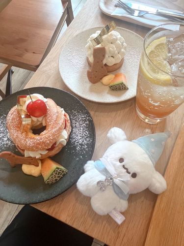 カフェも行ってきたよ〜バナナタルトとチェリーのパリブレスト！自家製ジンジャーエールも美味しかったよ！