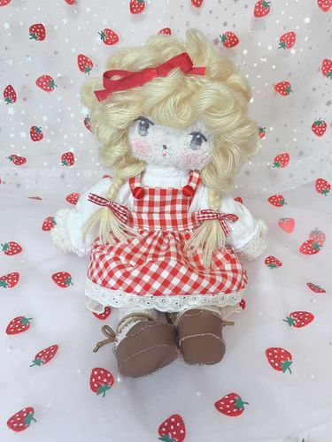チルチルです。
カントリーなお洋服をお願いしたらおーなーさんがミシンカタカタ、作ってくれました🪡
赤も似合うんだ、わたし…！
おしゃれって楽しいね！