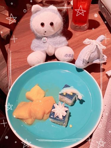 かわいいイルカさんの乗ったちっちゃいケーキをいただいたよ！くまきちもイルカさんも嬉しいね。