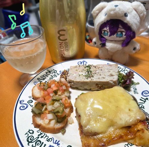 スパークリングワインがとっても美味しいようで、かいぬしニッコリ。
私は未成年ですので、まだお酒は飲めませぇぇん。