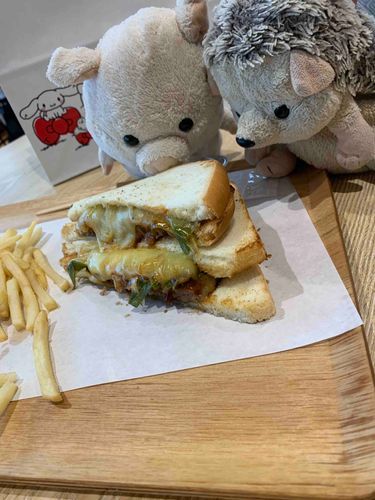 ねぎ味噌バーガーメルトっていうメニューらしい！食べようとしたらトコのお鼻がさきに到着してたよ！