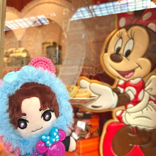 めちゃくちゃ強い力で引っ張っられて、どこかと思ったらお菓子屋さんのショーウィンドウだった。

てぃ~が、これたべれないよ。


・

🩷「たぶんおれのためにつくってくれたとおもうんだよね☝🏻"」

違うよ。



