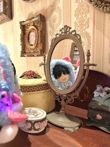 そろそろ閉園時間。
お土産屋さんで何買うか見てたら、ちょいちょいと服を引っ張られて来てみたらこれ。


🖤「どう？ちゃんと写ってる？」


うん。
ちょっとおもしろいけど、かっこいいよ。

・